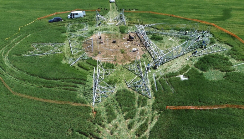V-ați întrebat vreodată cum se construiește un pilon de înaltă tensiune? 